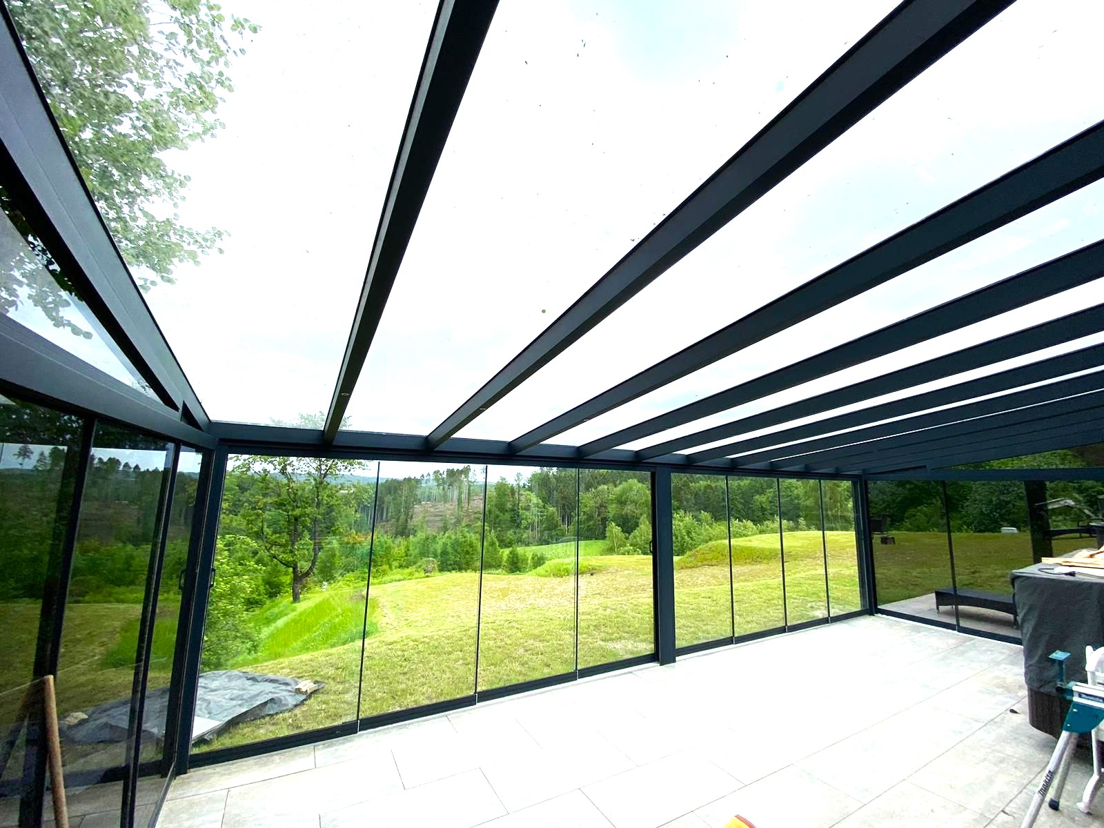 Moderner Wintergarten mit Glasdach