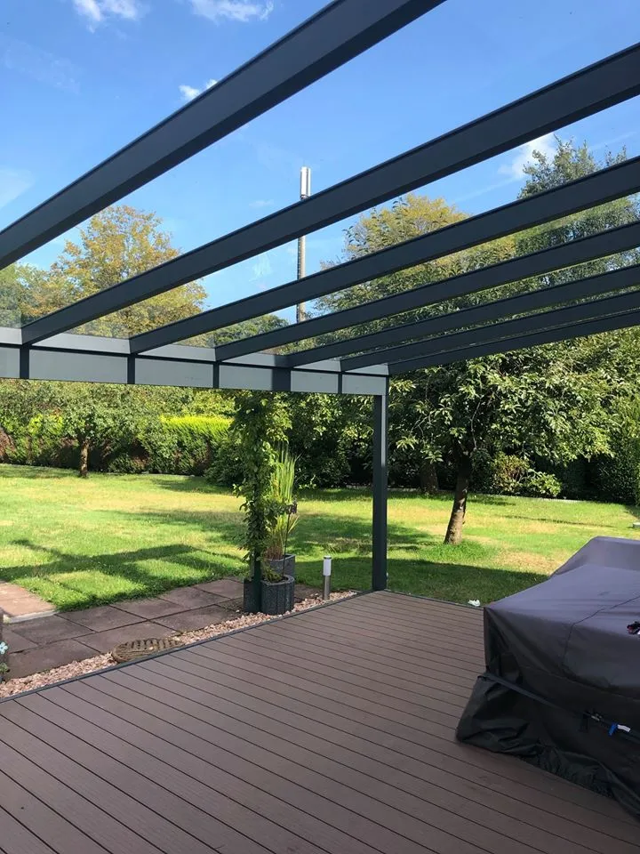 Moderne Terrassenüberdachung in Anthrazit