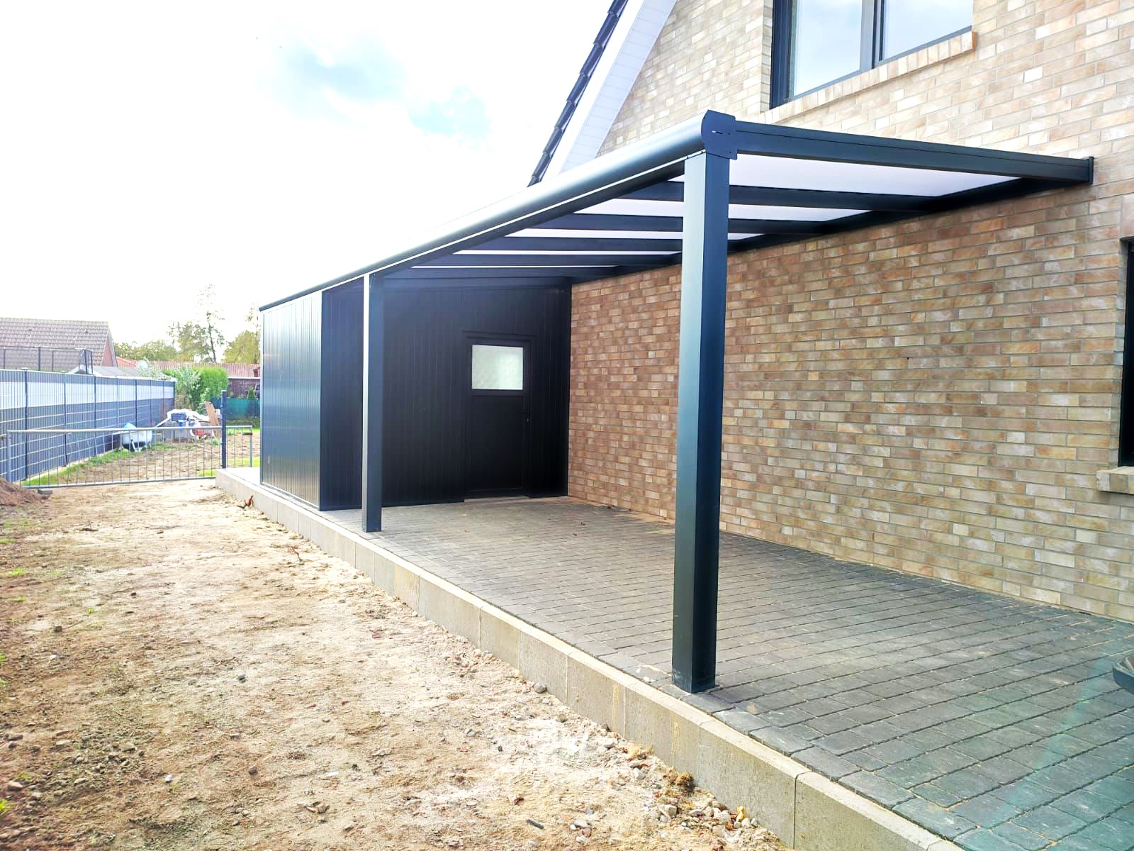 Hochwertige Terrassenüberdachung mit modernem Design